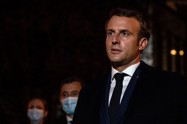 Emmanuel Macron, despre COVID-19: „Va exista până vara viitoare, cel puțin”. Ce spun medicii francezi