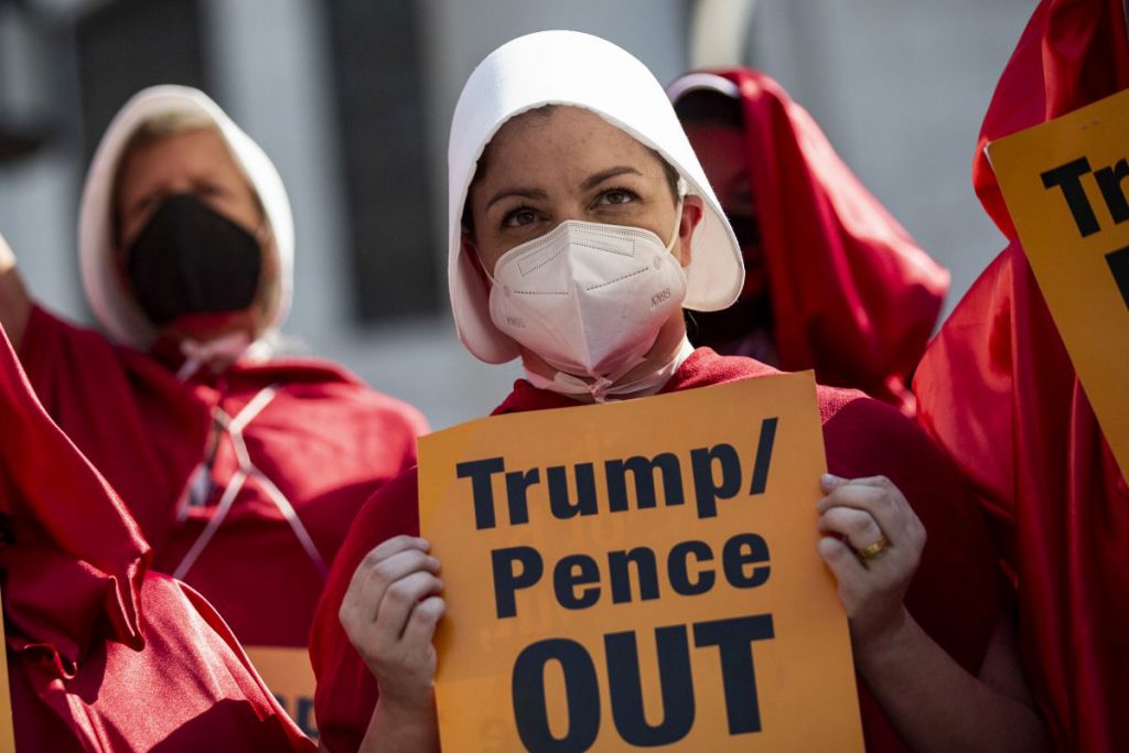 “Femei din suburbii, nu vreți să mă placeți? Vă rog!”. Apelul bizar al lui Trump dezvăluie motivul pentru care poate pierde alegerile