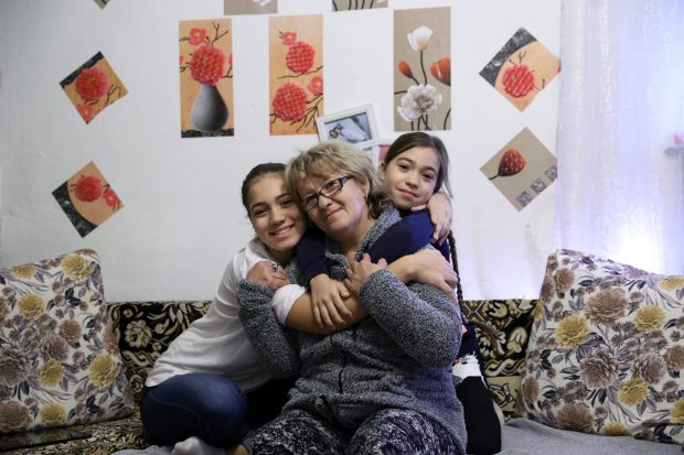 Școala în pandemie văzută de cei nebăgați în seamă: O femeie de serviciu de la o școală din Rahova își crește singură nepoatele