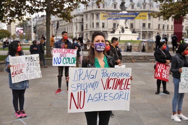 Protest în București pentru siguranța femeilor și în pandemie: “Am stat bătută și chinuită. Nu vreau ca fata mea să creadă că așa e normal”