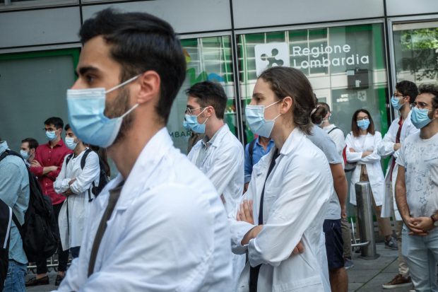 Regiunea Lombardia, simbolul eșecului autorităților în lupta cu COVID, ajunsă din nou în linia întâi. Medicii așteaptă cu frică al doilea val
