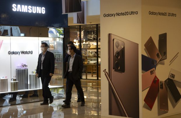 Efectul sancțiunilor SUA: Samsung a depășit Huawei și a redevenit cel mai mare producător de telefoane din lume