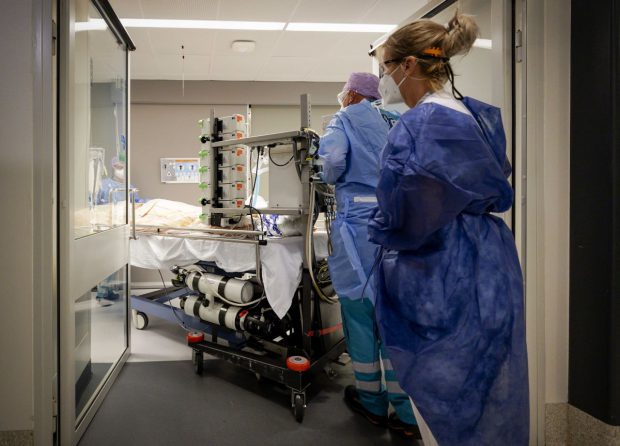 România a depășit 7.000 de decese COVID, de la debutul pandemiei. Bilanț foarte mare al infectărilor în ultimele 24 de ore, la un număr mai mic de teste