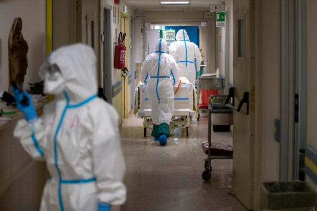 Măsuri disperate în Cehia: elevii de la liceele sanitare, trimiși în prima linie anti-COVID din spitale