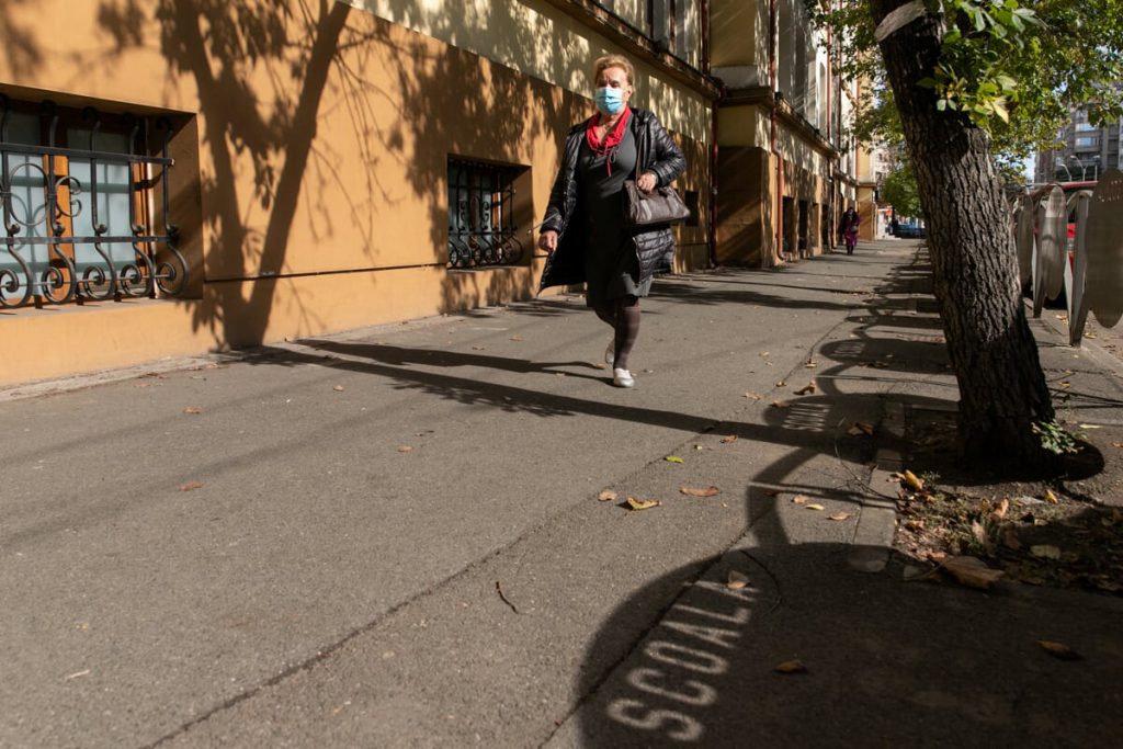 La unitățile de învățământ din Sectorul 2 nu au fost puse marcaje pentru purtarea măștii de protecție. În imagine, Colegiul Național „Iulia Hașdeu”. Foto: Vlad Chirea