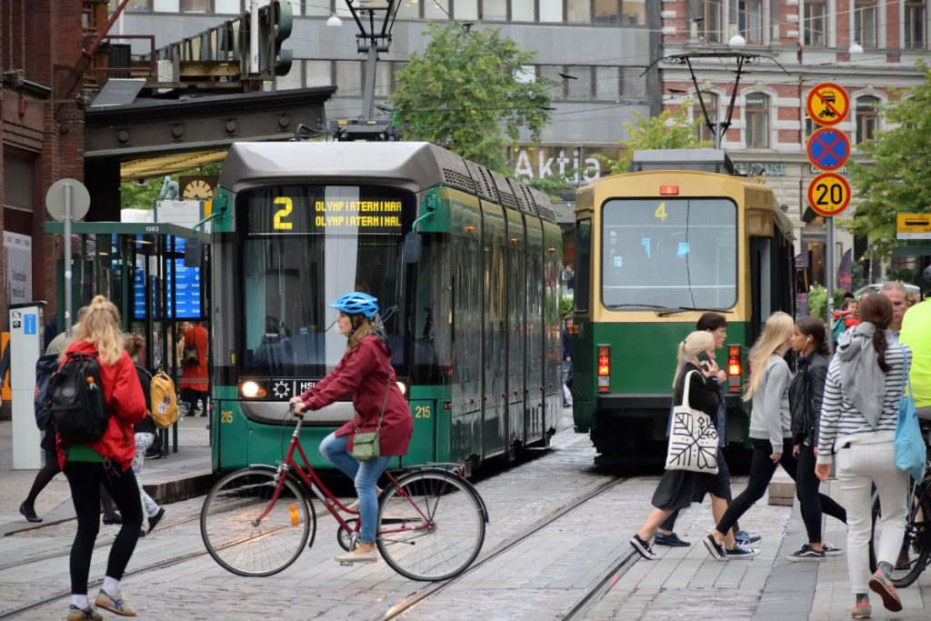 Amsterdam și Helsinki explică cum folosesc Inteligența Artificială în decizii care afectează direct viața locuitorilor: “Algoritmii joacă un rol tot mai important în viețile noastre”