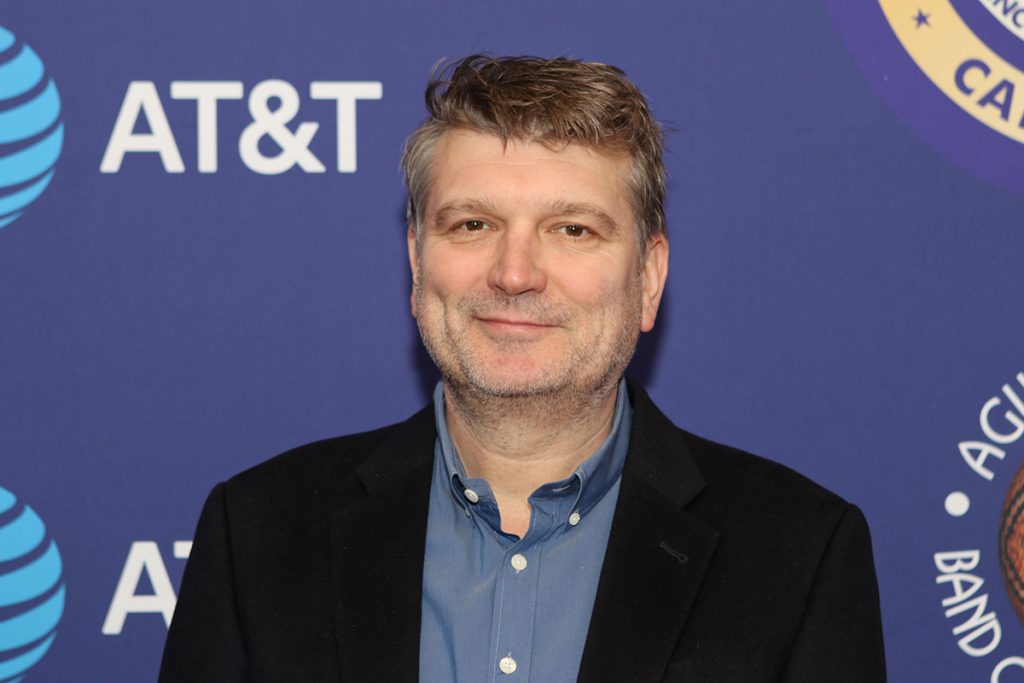 INTERVIU | Cum își descrie regizorul Peter Cattaneo filmul ”Soții de militari”: ”E despre ce sunt oamenii în stare să facă atunci când își unesc forțele”