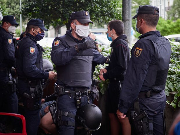 O rețea de români care exploata imigranți clandestini în ferme din Spania, destructurată de poliție