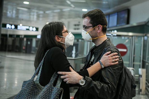Mai multe femei au fost dezbrăcate cu forța pe aeroport, după ce s-a găsit un bebeluș în toaleta unui avion