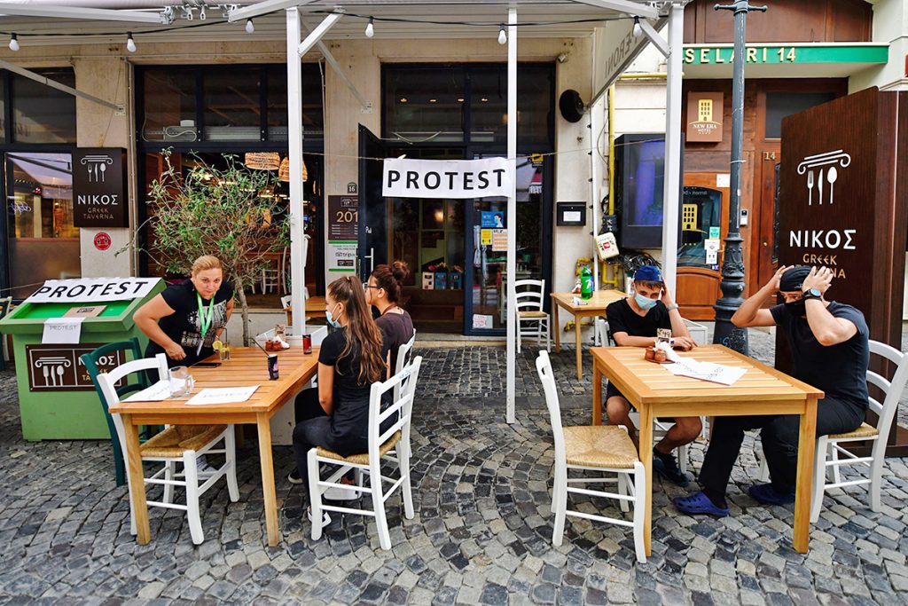 Viața ca o păcănea. De ce nu-i ajută Guvernul direct pe angajații restaurantelor sau celorlalte industrii afectate?
