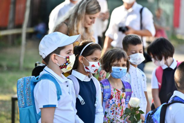 Părinții, după decizia neanunțată din timp de a trece școlile în scenariul roșu: “Se presupune că avem de toate, numai să fim pregătiți să apăsăm pe buton”