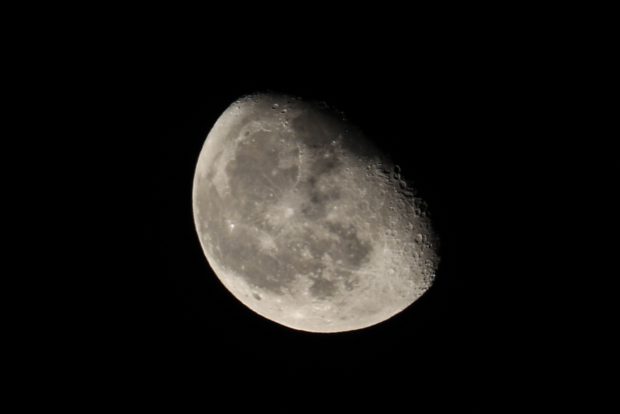 NASA a descoperit că există apă pe fața vizibilă a Lunii
