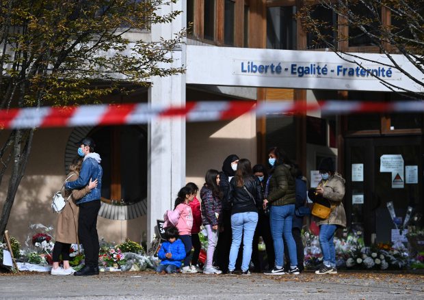 Crima care a șocat Franța. Atacatorul terorist i-ar fi plătit pe elevi pentru a identifica profesorul pe care l-a decapitat ulterior