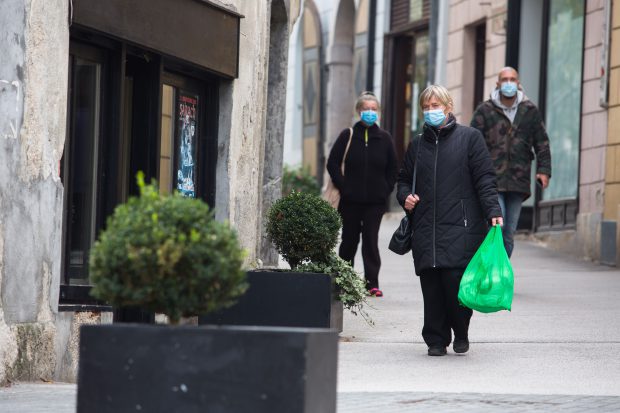 Masca, obligatorie în spațiile deschise din Bistrița. Se închid și localurile, și sălile de jocuri de noroc