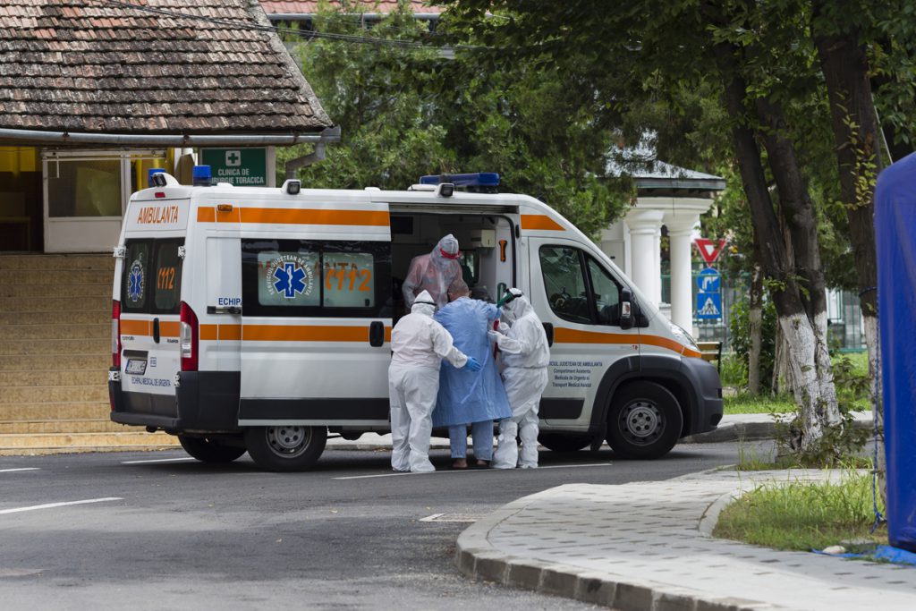 Maxi taxi COVID. Pacienți pozitivi, transportaţi şi câte 8 în ambulanţă la spital, deși încărcătura virală e importantă în agresivitatea pe care o capătă boala