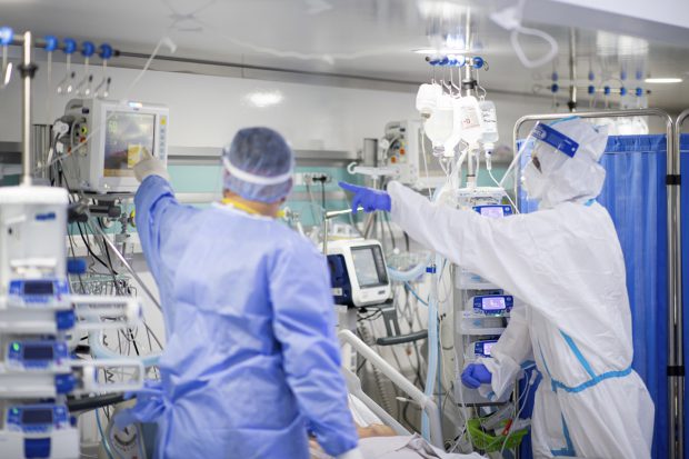 Situație incredibilă în Galați. Un medic și-a petrecut ziua de naștere operând un deținut cu Covid care înghițise o baterie de telecomandă