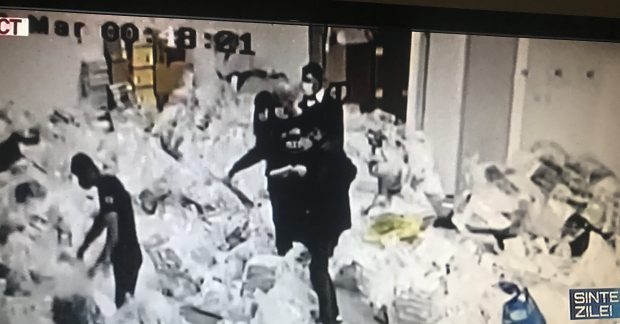 Poliția s-a sezizat, după ce postul Antena 3 a difuzat o filmare în care se văd mai multe persoane în camera securizată cu voturi de la Biroul Electoral din Sectorul 1