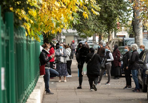 Școlile, grădinițele și universitățile din București se închid de marți, a anunțat Prefectura. Masca, obligatorie și în aer liber