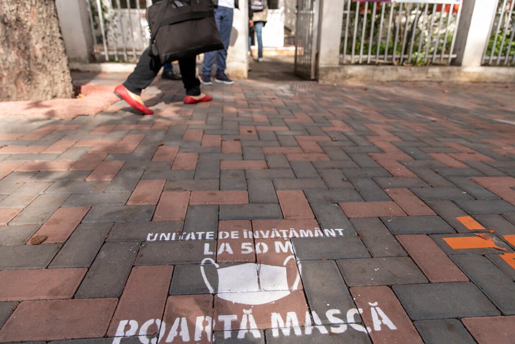 Marcaj pe trotuar în fața Școlii „Leonardo da Vinci” din Sectorul 3. Foto: Vlad Chirea