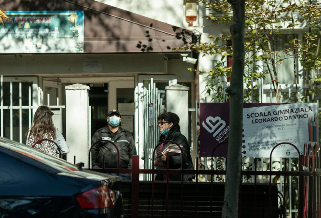 Polițiștii locali din Sectorul 3 le atrag atenția trecătorilor că trebuie să poarte mască în zona școlilor. Foto: Vlad Chirea
