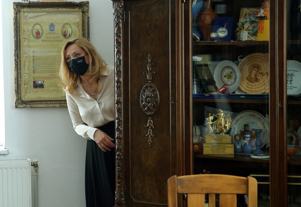 Prima zi a Elenei Lasconi ca primăriţă în Câmpulung. Șampanie, ameninţare cu sinuciderea, servere lipsă şi panică în birouri. “Doamne, totul e atât de sinistru!”
