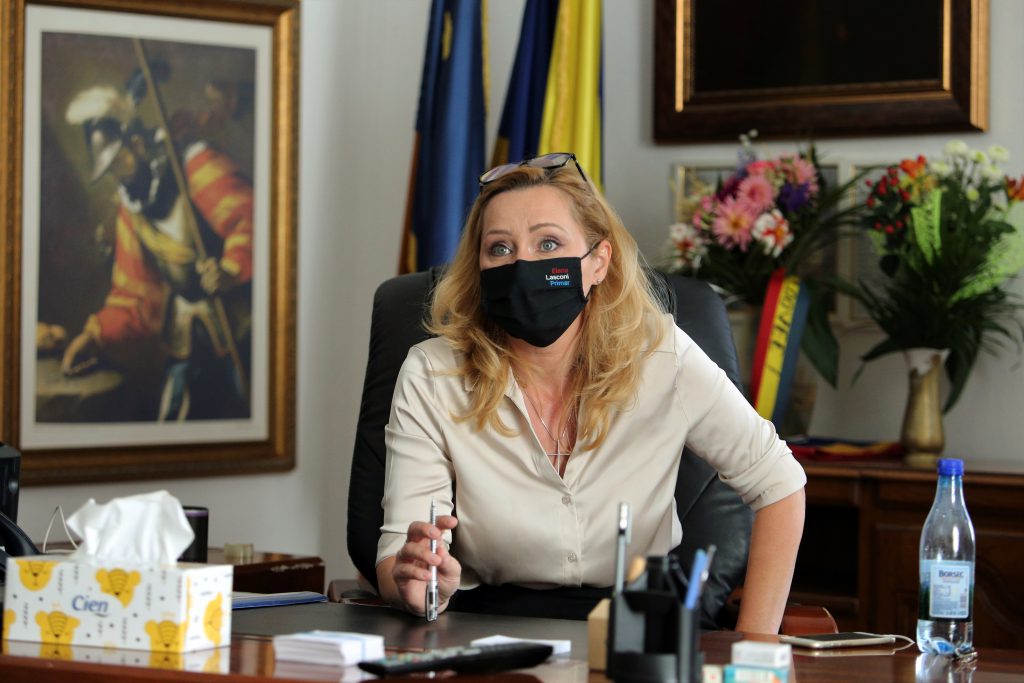 Prima zi a Elenei Lasconi ca primăriţă în Câmpulung. Șampanie, ameninţare cu sinuciderea, servere lipsă şi panică în birouri. “Doamne, totul e atât de sinistru!”