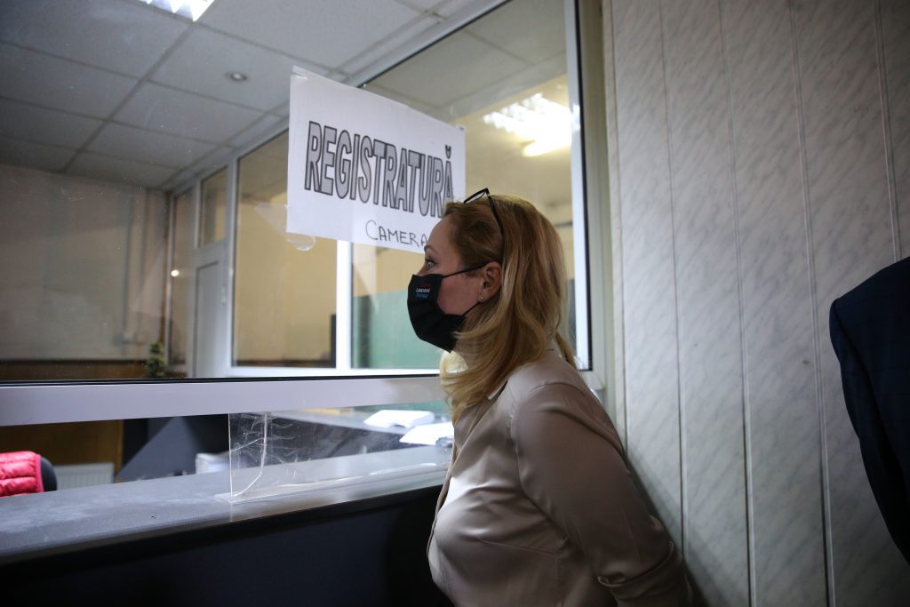 Prima zi a Elenei Lasconi ca primăriţă în Câmpulung. Șampanie, ameninţare cu sinuciderea, servere lipsă şi panică în birouri. “Doamne, totul e atât de sinistru!”
