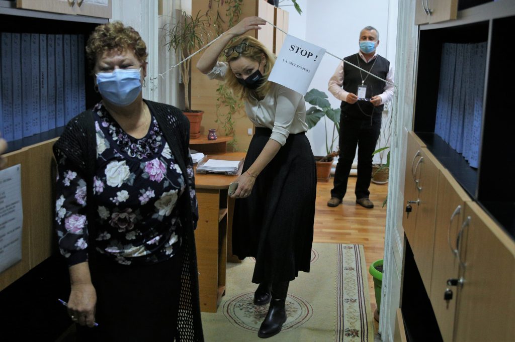 Prima zi a Elenei Lasconi ca primăriţă în Câmpulung. Șampanie, ameninţare cu sinuciderea, servere lipsă şi panică în birouri. “Doamne, totul e atât de sinistru!”