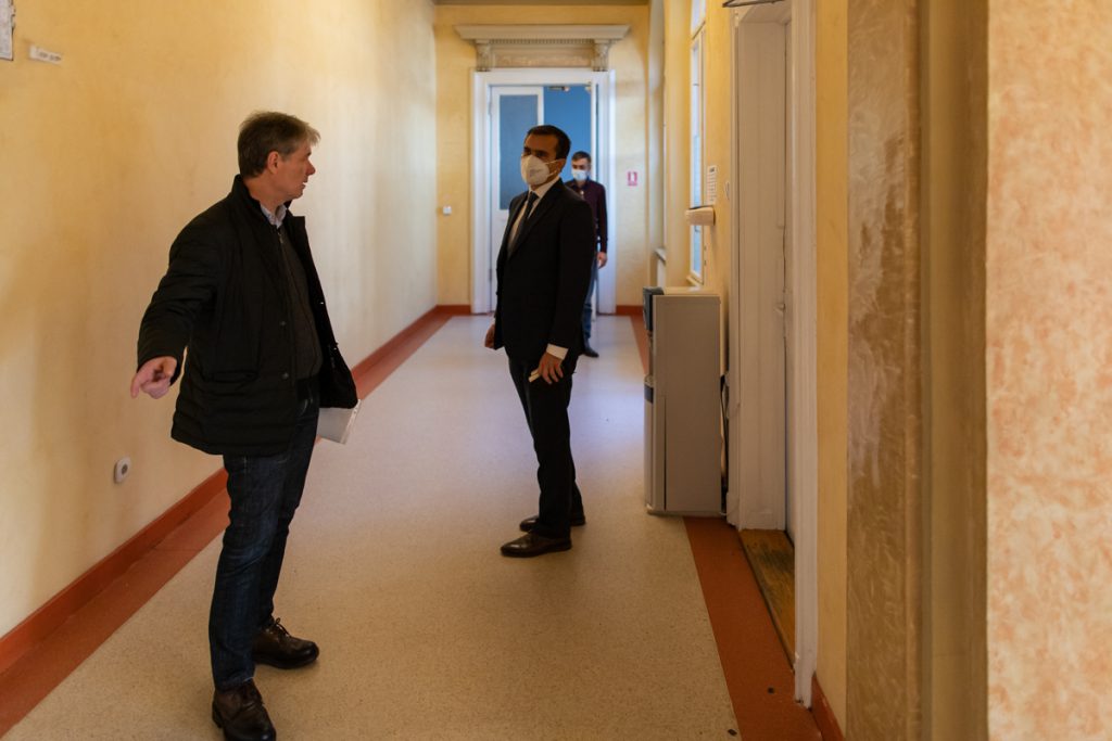 REPORTAJ | În prima zi, noul primar al Braşovului, Allen Coliban, le-a dat emoţii funcţionarilor: ”Da’ nu ne schimbaţi programul, nu?”