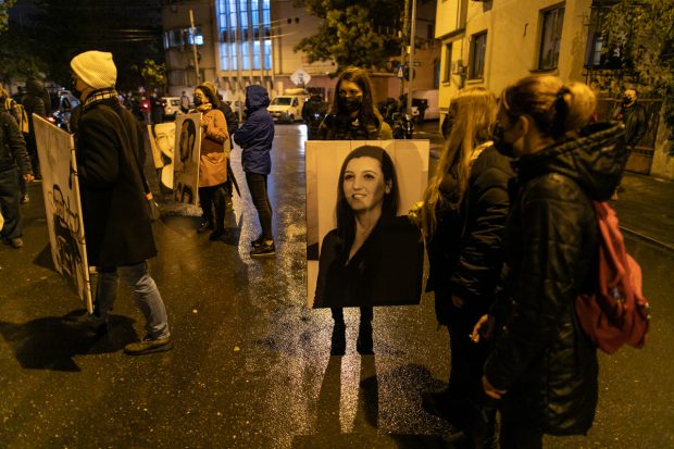Colectiv 5 ani. Ce spun oamenii care au ieșit pe ploaie la comemorare: ”Statul român este la fel, dar noi, ca societate, suntem mai atenți”