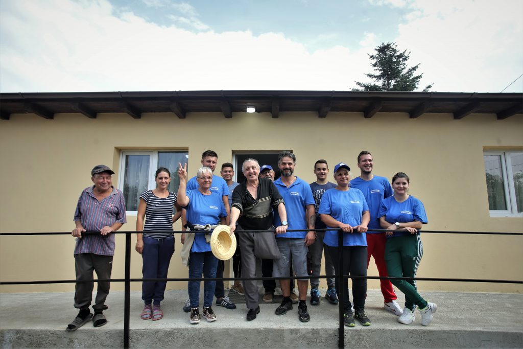 Bunătate cu repetiție! După “micile prințese din hambar”, Asociaţia Marius şi prietenii i-a construit o casă unui bărbat invalid din Bolovani: Viaţă pentru nea Gheorghe