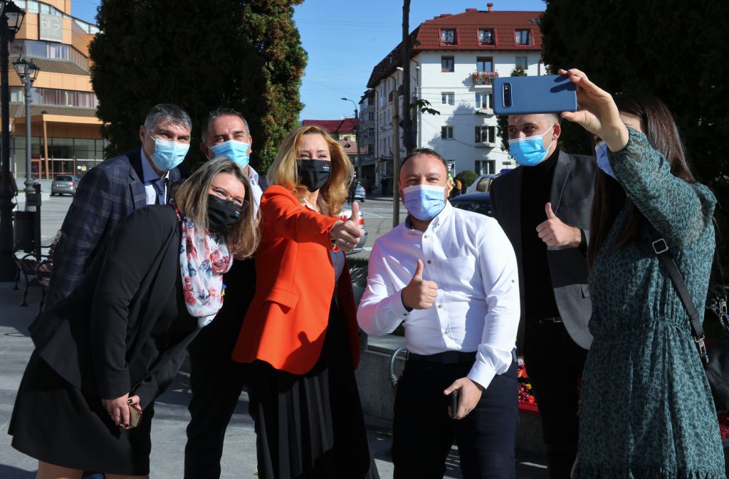 Prima zi a Elenei Lasconi ca primăriţă în Câmpulung. Șampanie, ameninţare cu sinuciderea, servere lipsă şi panică în birouri. “Doamne, totul e atât de sinistru!”
