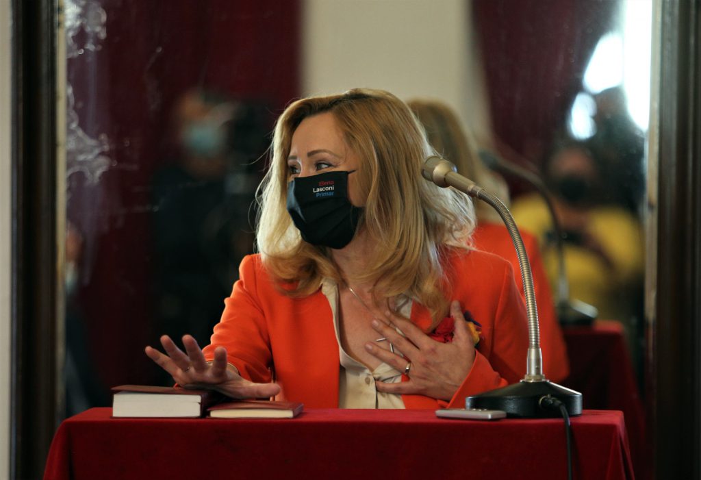 Prima zi a Elenei Lasconi ca primăriţă în Câmpulung. Șampanie, ameninţare cu sinuciderea, servere lipsă şi panică în birouri. “Doamne, totul e atât de sinistru!”