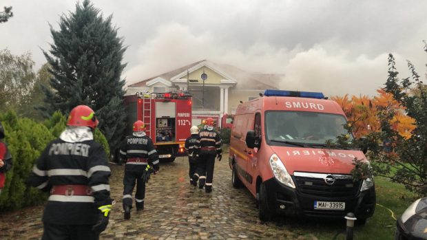 Incendiu la fosta vilă a lui Irinel Columbeanu, de la Izvorani. Au intervenit 10 mașini de pompieri