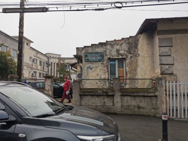 Cum justifică CJ Dolj că sediul IML Craiova, care stă să cadă, nu a fost băgat în reparații. Directoarea spunea că renovarea e promisă de 5 ani