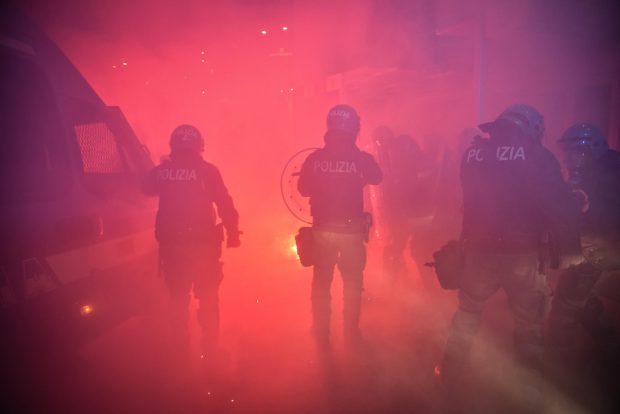 Proteste violente în Italia, după înăsprirea măsurilor anti-COVID. Mai multe persoane au fost arestate