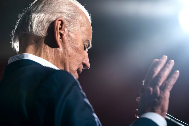 Articolul exploziv, critic la adresa lui Biden și a presei din SUA, care a provocat demisia autorului și acuzații dure de cenzură