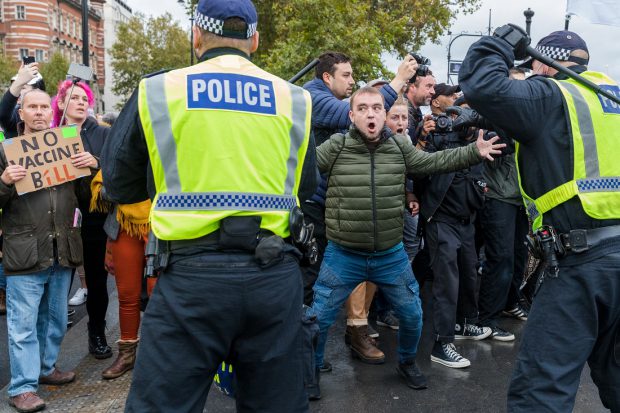 Britanicii care se vor autoizola din cauza Covid ar putea fi recompensați cu câte 500 de lire