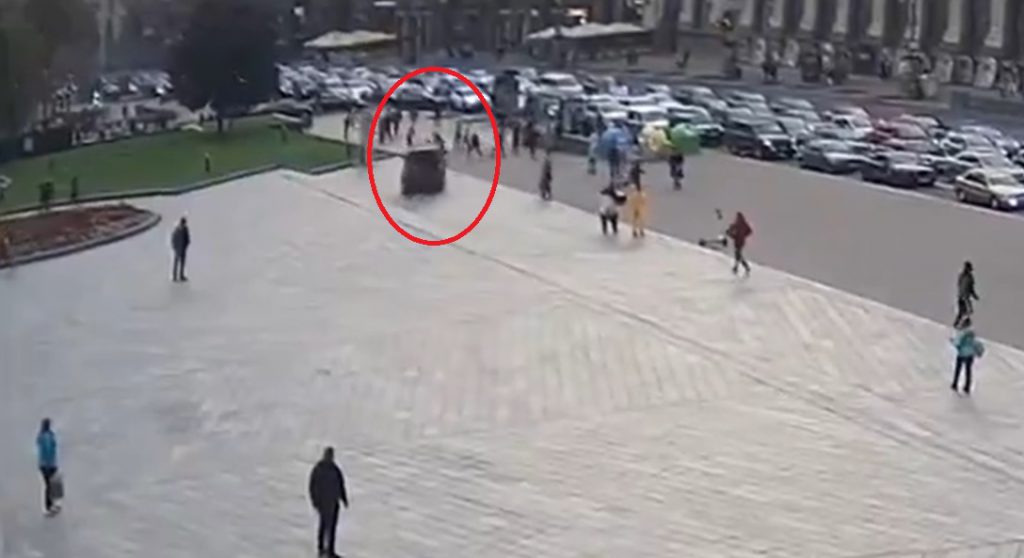 VIDEO / O mașină a intrat direct în oameni, în Maidan, cea mai mare piață din Kiev. Doi morți, patru răniți, între ei un bebeluș