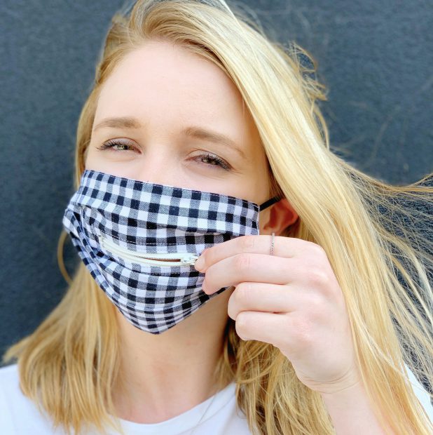 Asociaţia Pro Consumatori: Una din cinci măşti de protecţie folosită de români este mască fashion. Nu protejează împotriva Covid-19