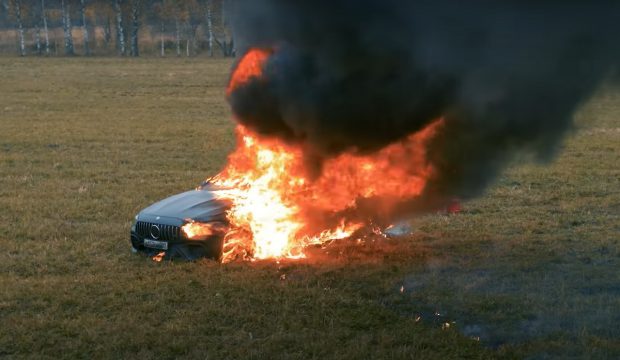 VIDEO / Mercedes de 150.000 € incendiat intenționat de proprietarul care s-a săturat să aibă probleme cu mașina de lux