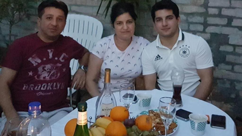 Mercedesul ciuruit în care a fost asasinat Viorel Vili Păun, în Germania, vândut de părinții românului cu 1.000 €: “Singurul nostru copil a murit aici”