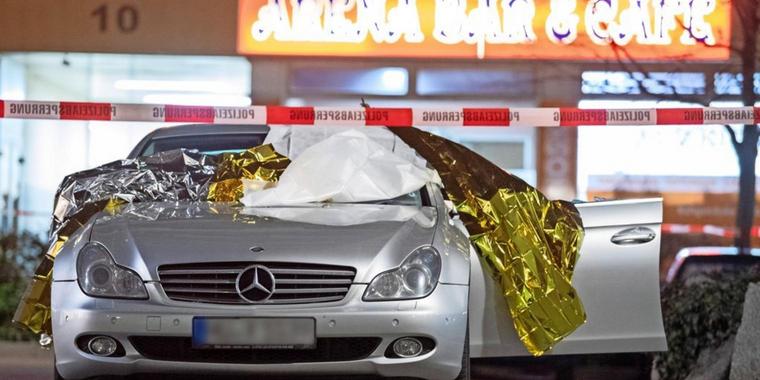 Mercedesul ciuruit în care a fost asasinat Viorel Vili Păun, în Germania, vândut de părinții românului cu 1.000 €: “Singurul nostru copil a murit aici”