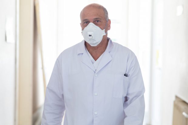 Medicul Virgil Musta, despre măştile neconforme depistate la Spitalul de Boli Infecţioase Timişoara: „Spre norocul nostru, mai aveam în stoc măşti de protecţie”
