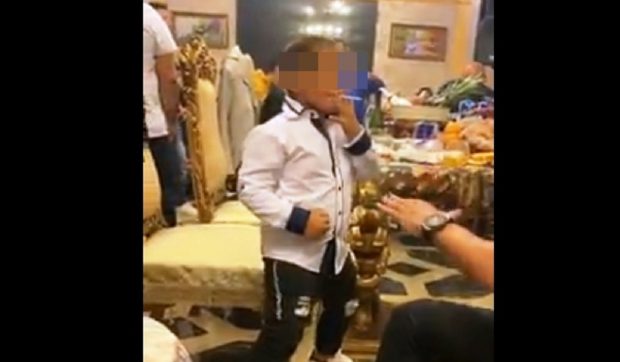 Nepotul unui temut interlop din Craiova a fost filmat când fumează, la o petrecere cu manele. Băiețelul are 6 ani