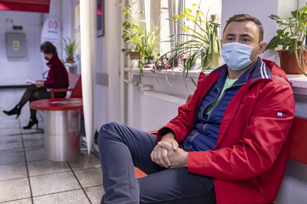 Eroii dintre noi. Cine sunt donatorii de plasmă care salvează bolnavii de COVID. “Am venit ca să ajut o viaţă. Aşa mi se pare corect, ca toţi să ajutăm”