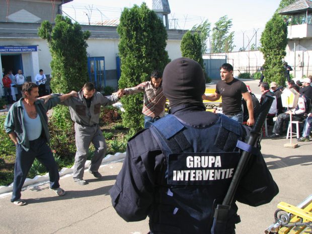 „Meniu special” la penitenciar: sarmale cu droguri, pregătite de o bătrână de 82 de ani. Femeia ee căutată prin Interpol