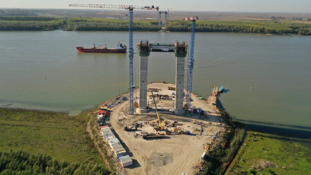 A fost emisă autorizaţia de construire pentru primii șapte kilometri din drumul de legătură aferent podului de 500 de milioane de euro peste Dunăre