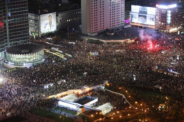 Protest masiv în Polonia:  Zeci de mii de oameni au ieșit în stradă din nou împotriva interzicerii avortului