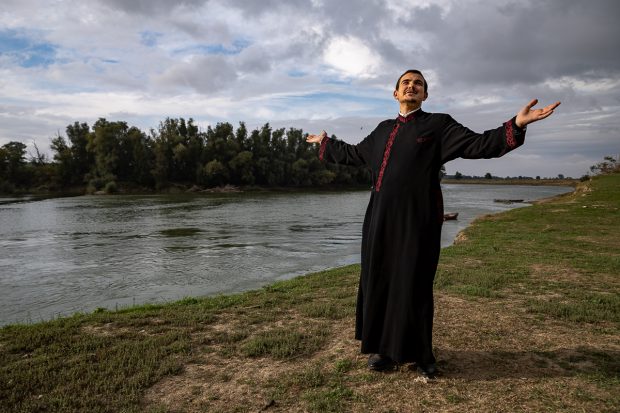 REPORTAJ | Fața trecută sub tăcere a Bisericii: Într-o comună din Tulcea, un preot antrenează echipa de fotbal, hrănește bătrânii și susține copiii talentați să meargă la liceu: „Ştiu că sufletul meu e aici”